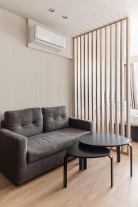 塞萨洛尼基#Aura Studios & Suites V9-10的客厅配有沙发和桌子