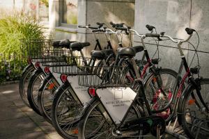 汉堡圣安纳酒店的停在大楼旁边的一群自行车