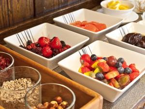 纽比桥希尔克雷斯特乡村旅馆的桌上放满水果和蔬菜的白碗