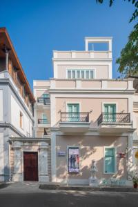 蓬蒂切里Villa Kouga的白色的建筑,旁边设有阳台