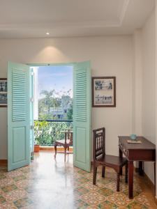 蓬蒂切里Villa Kouga的一间设有门、桌子和书桌的房间