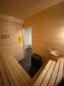 RepvågRepvåg Overnatting Nordkapp的一间带浴缸和垃圾桶的桑拿浴室