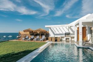 普莱诺斯Cavo Mare Mirazur Luxury Retreat with private pool的毗邻大海的别墅 - 带游泳池