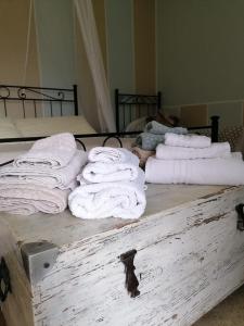塞尔莫内塔Casale Cavatella的木桌上堆着的毛巾