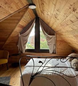 SopotOzoni & Sauna的一张位于带大窗户的房间内的床铺