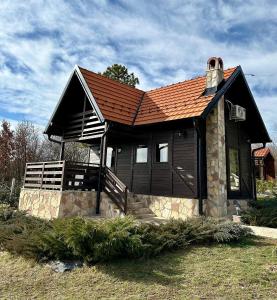 SopotOzoni & Sauna的田野上带红色屋顶的小房子