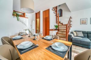 阿尔库迪亚Traumhafte Villa Marisol für 8 Gäste am Meer的用餐室以及带桌椅的起居室。