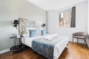 巴塞罗那罗瑟尔日常酒店的白色卧室配有床和椅子