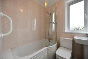 斯特兰拉尔Lochans Lodge的带浴缸、卫生间和盥洗盆的浴室