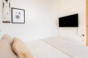 Puntillo del SolCoquette Studio with views的一间卧室配有一张床和一台平面电视