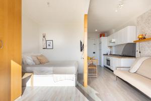 Puntillo del SolCoquette Studio with views的小型公寓 - 带两张床和厨房