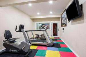 圣地亚哥圣地亚哥机场华美达酒店的健身房设有跑步机和平面电视
