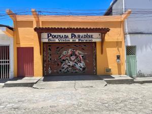 阿尔科巴萨Pousada Paradise的一座建筑,上面有大门涂鸦