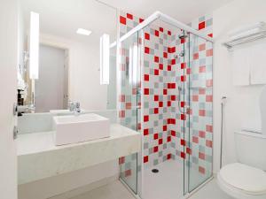 圣保罗圣保罗莫埃玛时代广场美居酒店的一间带水槽和淋浴的浴室