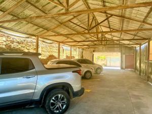 阿尔科巴萨Pousada Paradise的车库内停放两辆车