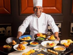 孟买索菲特孟买BKC酒店的厨师站在餐桌前