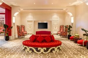 拿骚巴哈马君悦度假村的客厅配有红色的沙发和椅子