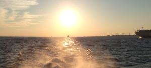 黑尔戈兰岛Hotel Klippenklang的天上阳光下的水中小船