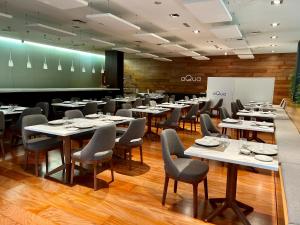 卡斯特利翁-德拉普拉纳Civis Luz Castellón 4*S的用餐室配有桌椅和黑板