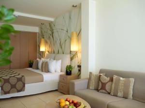 依克希亚The Ixian Grand & All Suites - Adults Only Hotel的酒店客房,配有床和沙发