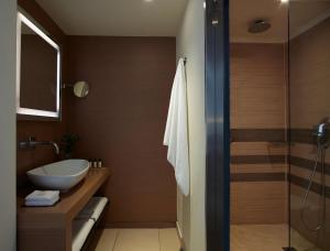 依克希亚The Ixian Grand & All Suites - Adults Only Hotel的浴室配有卫生间、盥洗盆和淋浴。