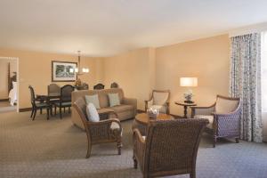 萨凡纳萨凡纳历史区大使套房酒店的客厅配有沙发和椅子
