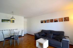 巴古尔Apartamento Mar Blau II的客厅配有沙发和桌子