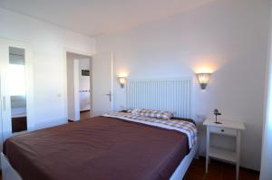 巴古尔Apartamento Mar Blau II的一间卧室配有一张床、一张桌子和灯