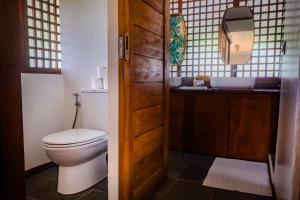 Ronda依塔克小屋度假村的一间带卫生间和水槽的浴室