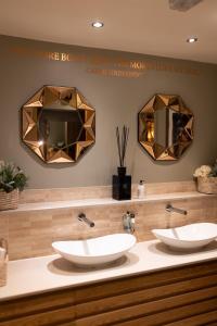 克努斯福德欧威尔皮欧威尔道格酒店的浴室设有2个水槽和2个镜子