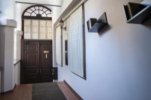 敖德萨Apart Hotel Kvartira 1的走廊上设有门和窗户