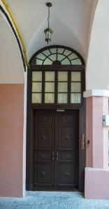 敖德萨Apart Hotel Kvartira 1的大楼内有一扇大型木门,设有窗户
