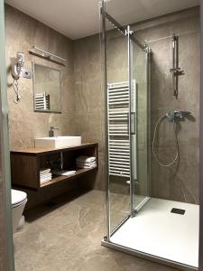 普图伊Hotel Roškar的带淋浴和盥洗盆的浴室
