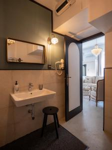 Pinos del ValleFinca Casabela的浴室设有水槽和墙上的镜子