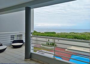 德班Glen Ashley Beach Villas的海景阳台。