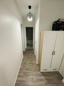 巴黎Appartement spacieux Bastille - 5 pers的走廊上,房间里设有白色冰箱