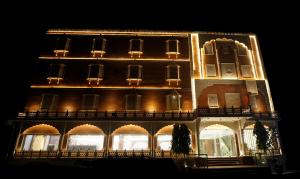瓜廖尔HOTEL PRAHLAD INN的夜间有灯的建筑
