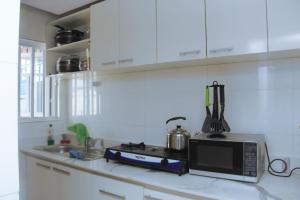Festac Town3 bedroom apartment (fully furnished), Festac的厨房柜台配有微波炉和水槽