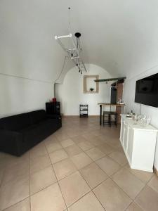奥斯图尼21mq Suite Homes Ostuni的客厅配有黑色沙发和桌子