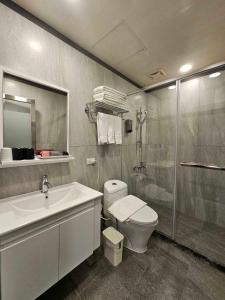 台北Hub Hotel Banqiao Branch的带淋浴、卫生间和盥洗盆的浴室