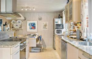 维斯特索马肯3 Bedroom Lovely Home In Nex的厨房配有水槽和台面