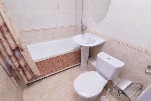 叶卡捷琳堡СелимВсех на Щорса的浴室配有卫生间、盥洗盆和浴缸。