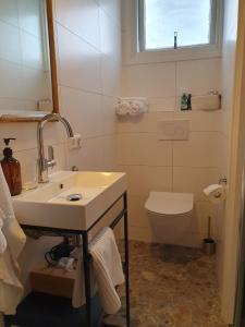 泽尔赫姆B&B Mooi Zelhem的一间带水槽和卫生间的浴室