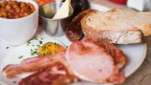 爱丁堡老威弗利酒店的包括鸡蛋培根和烤面包的早餐食品
