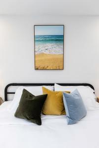 弗吉尼亚海滩Ocean Lofts in the Vibe #3 - 5 min walk to beach的一张带枕头的床,享有海洋景