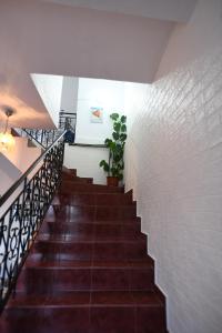 培拉特Guest House Luli的砖墙建筑中的楼梯