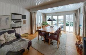 耶纳普Beautiful Home In Hjrnarp With Jacuzzi的客厅设有餐桌和沙发
