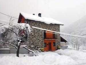 普兰Casa Ferro的雪覆盖的房子