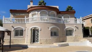克萨达城Villa Calma的带阳台的大房子