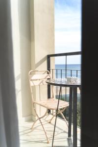 圣埃乌拉利亚Boutique Apartments Marsol Ibiza的阳台的桌子和椅子